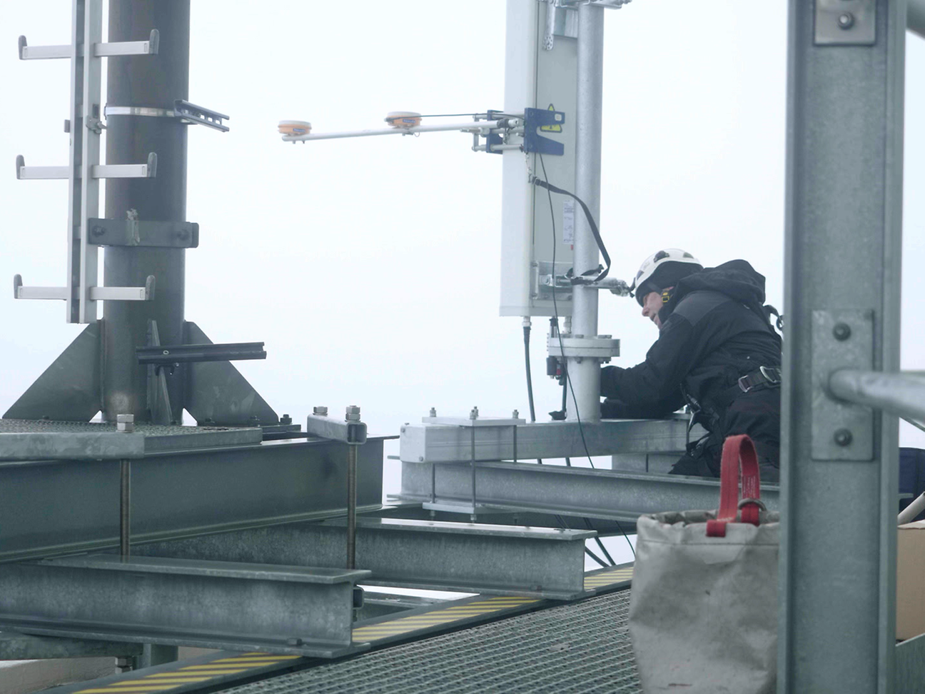 Montage der 5G Antenne auf dem Hamburger Fernsehturm in 185 Metern Höhe.
