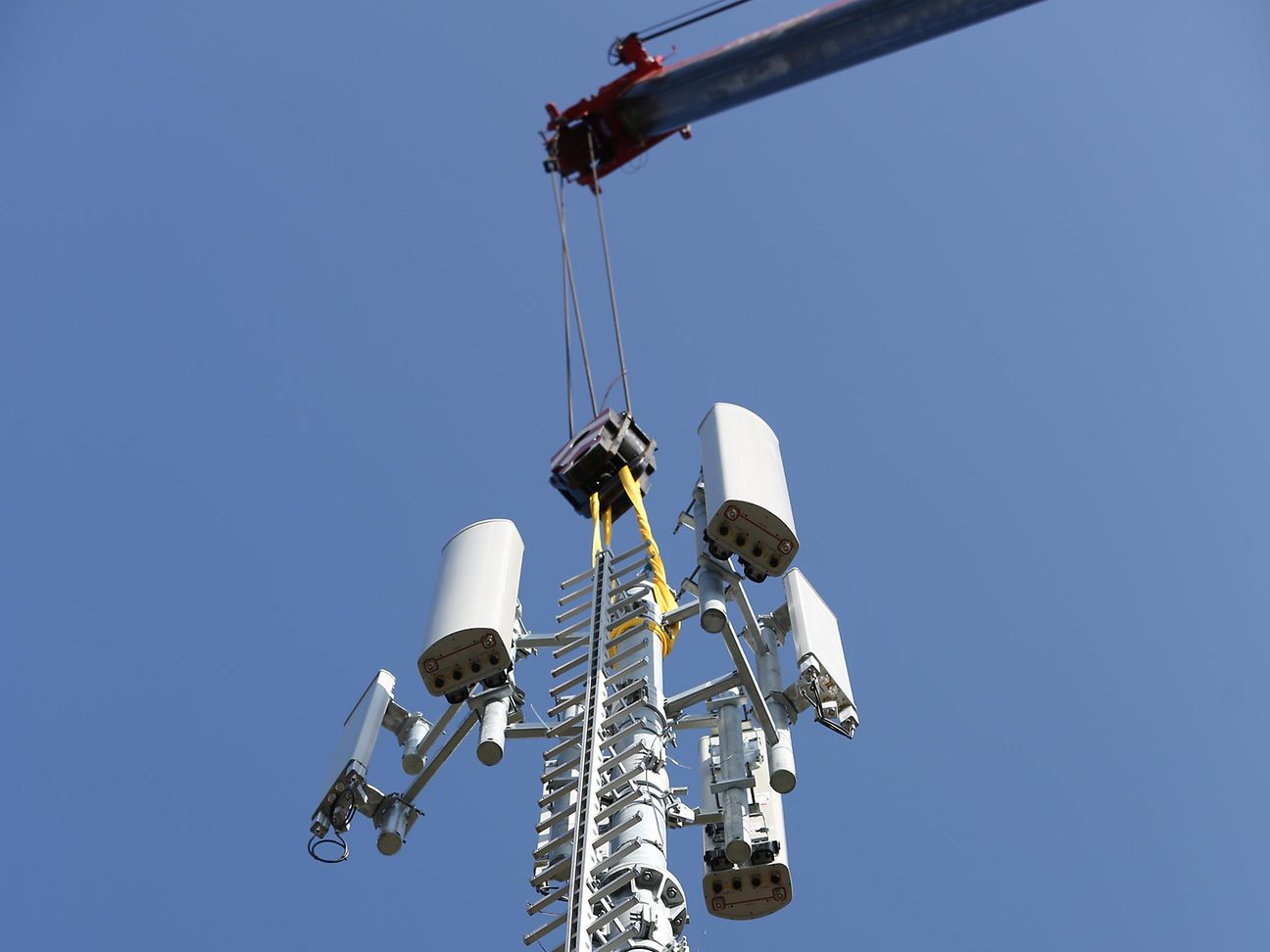 BI_20170404_LTE-Antenne Aufbau mit Kran