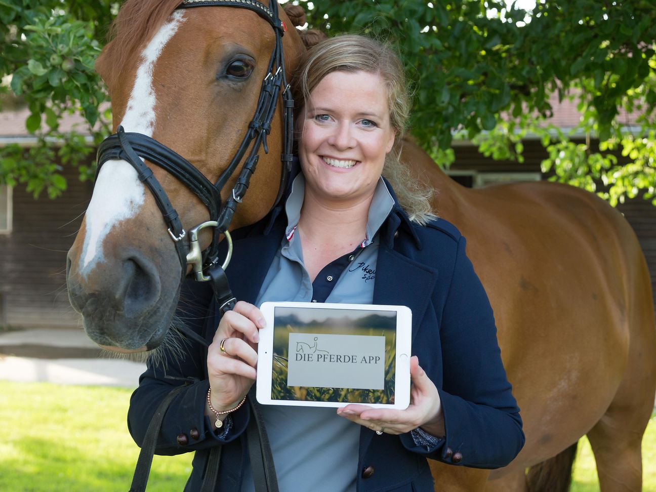 Christina Terbille mit "Flo". Auf dem Tablet: der App-Prototyp.