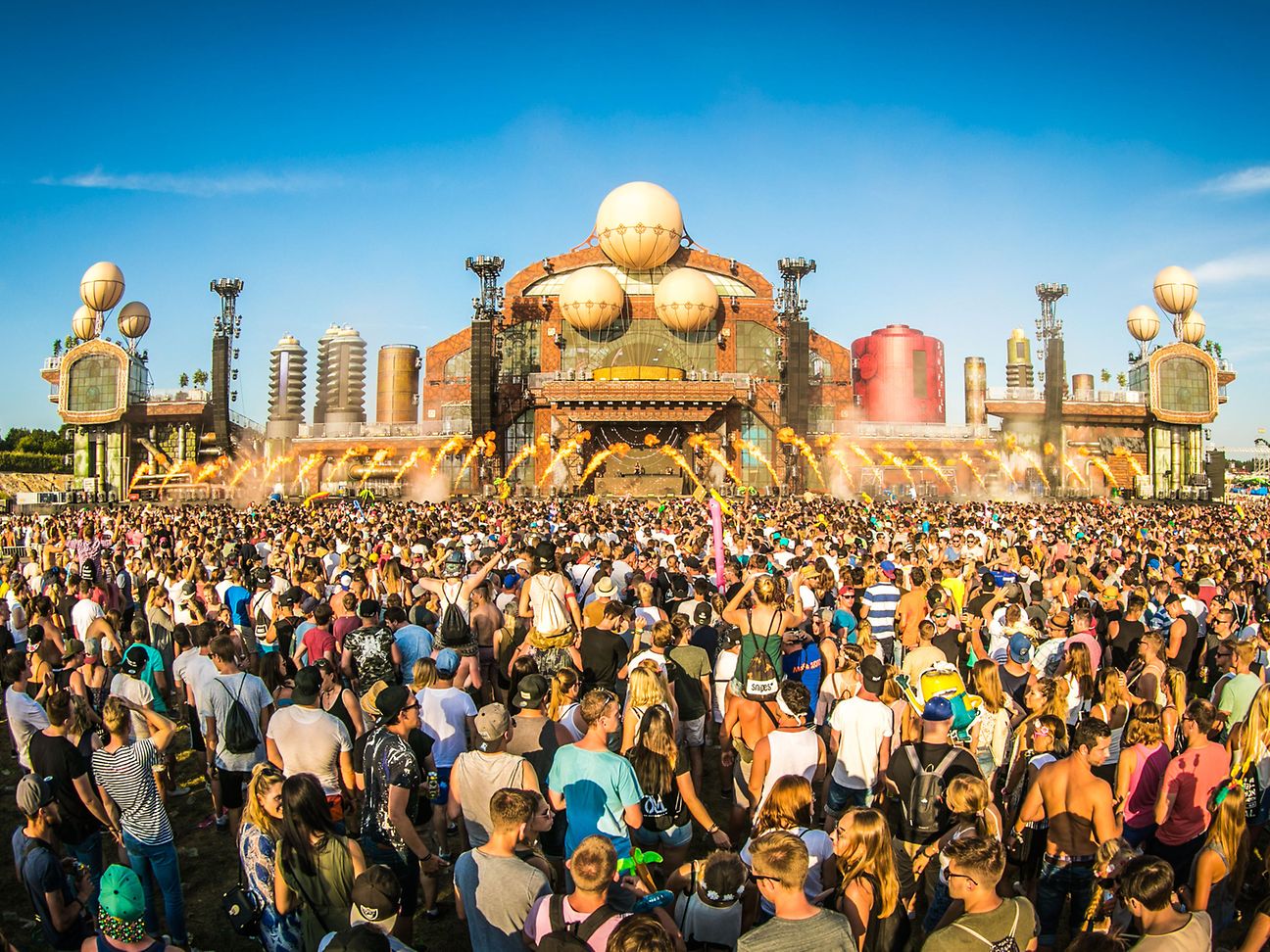 Telekom is showing German famous electro festival Parookaville live at MagentaMusik 360.