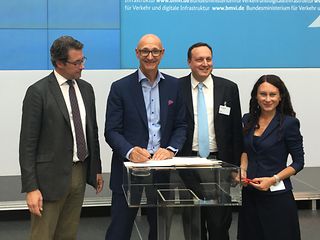 Minister Scheuer, Tim Höttges, Markus Haas (Telefonica) und Anna Dimitrova (Vodafone, v.l.) unterzeichnen den Mobilfunkpakt.