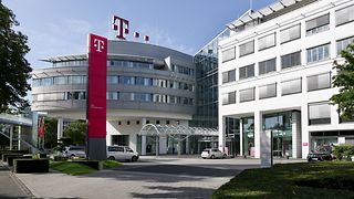 Blick auf den Eingangsbereich der Telekom Zentrale in Bonn