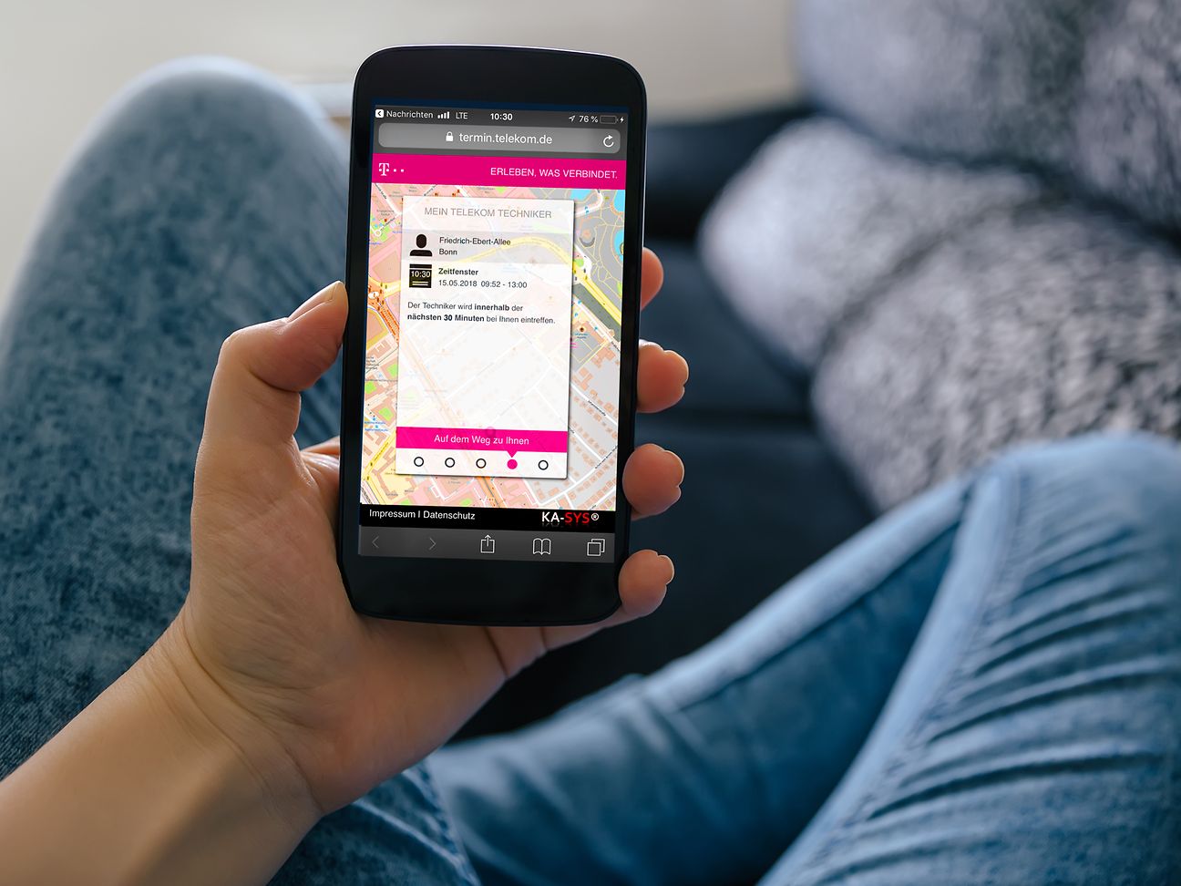 Blick auf ein Smartphone mit der App "Mein Telekom Techniker".