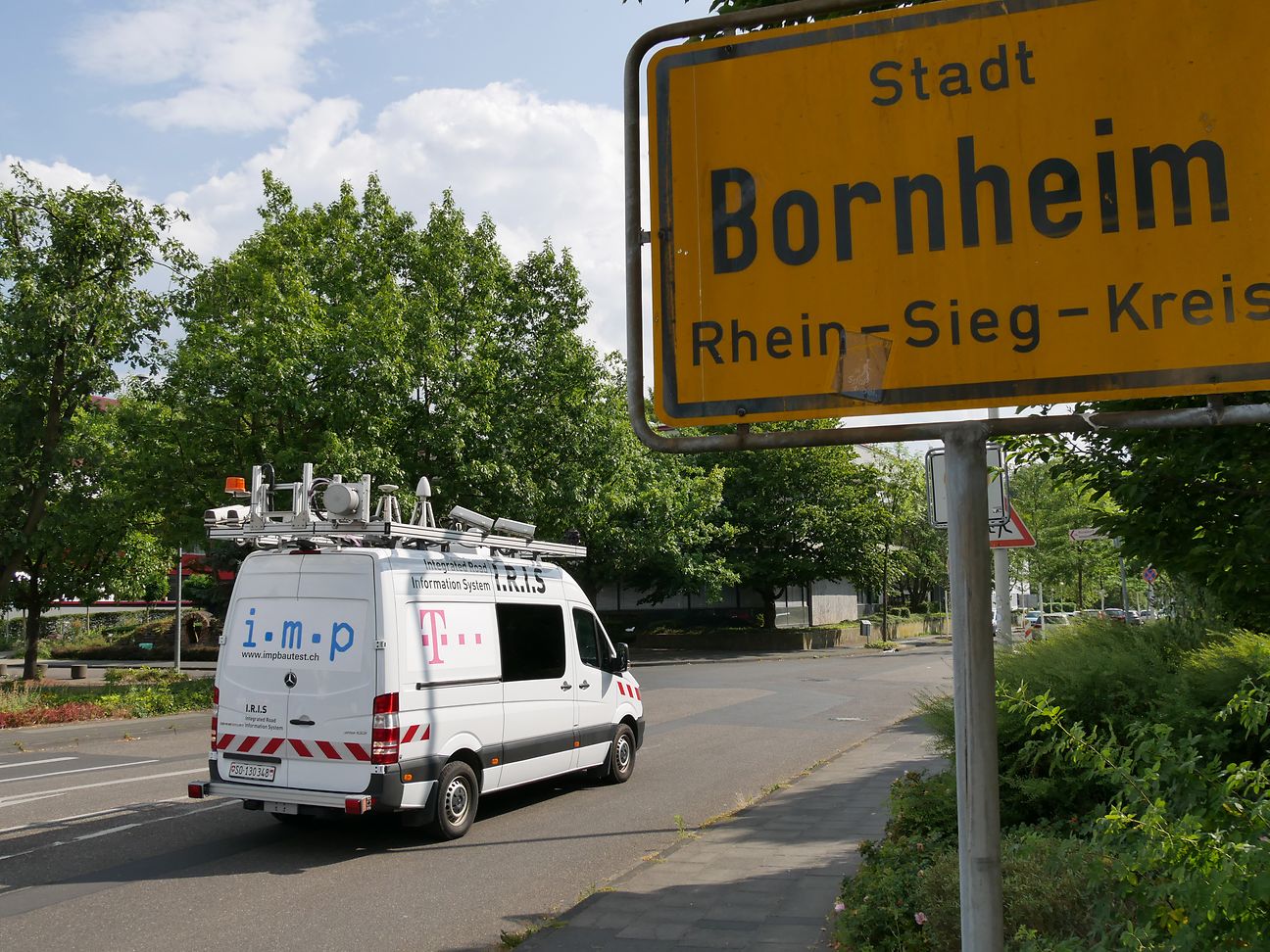 Fahrzeug mit 360°-Kameras und Laser-Scanner erfasst Umgebungsdetails.