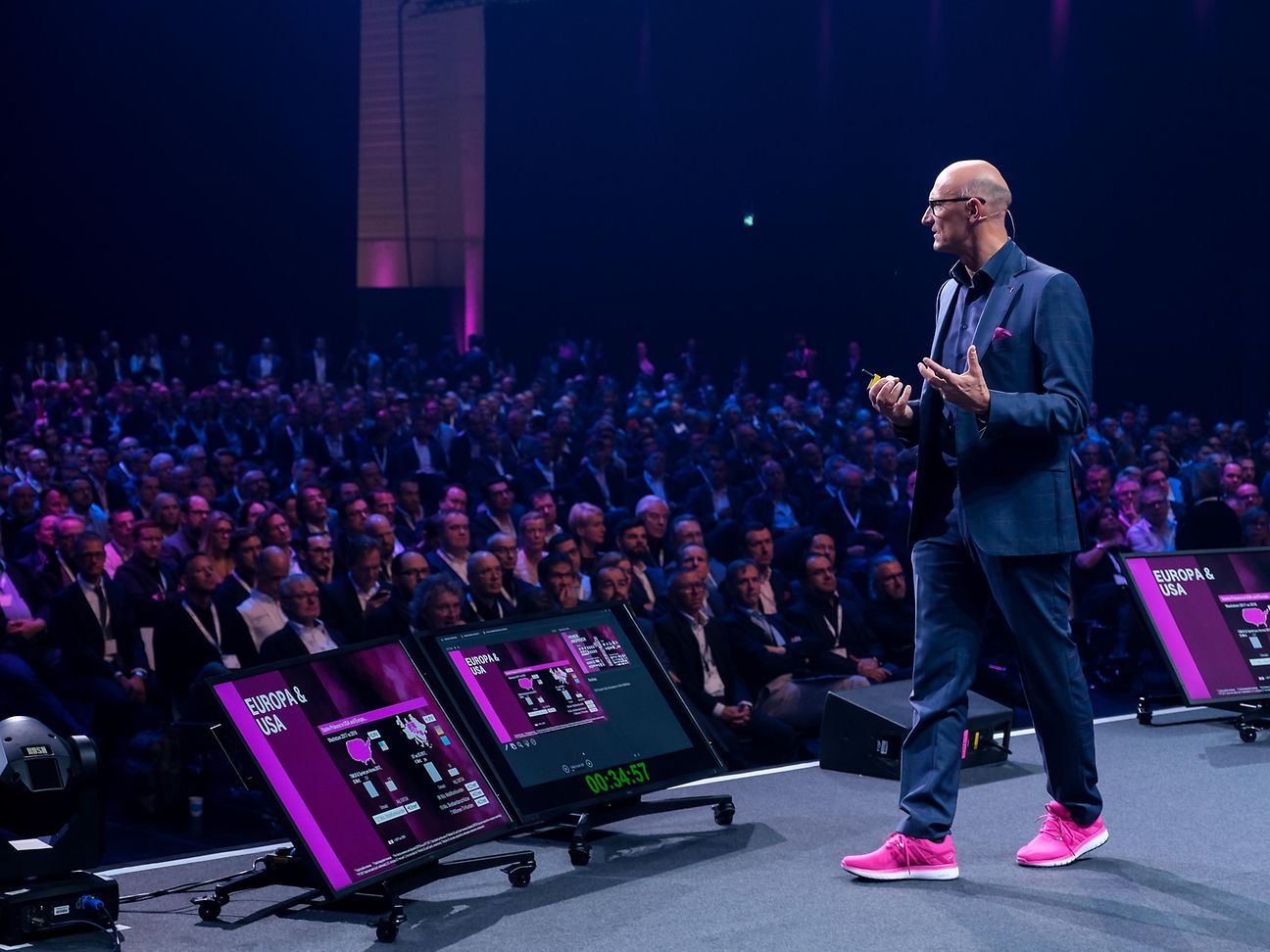 Telekom Vorstandsvorsitzender Timotheus Höttges auf der Bühne.
