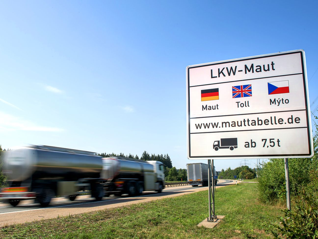 LKW auf Autobahn, Mautschild
