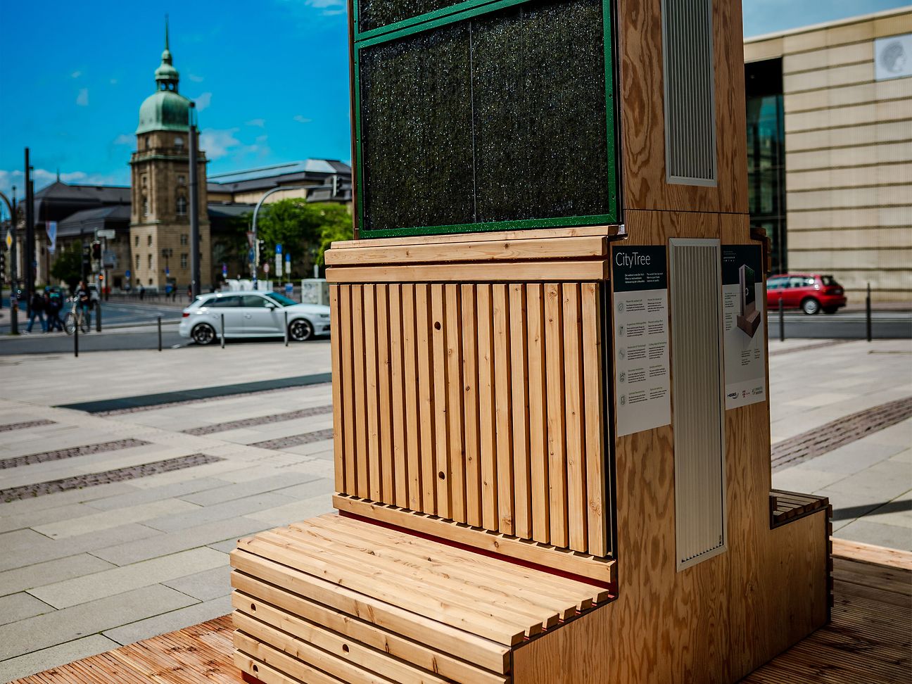 Das Stadtmöbel verbessert die Luftqualität und erweitert künftig auch die digitale Infrastruktur in Darmstadt.
