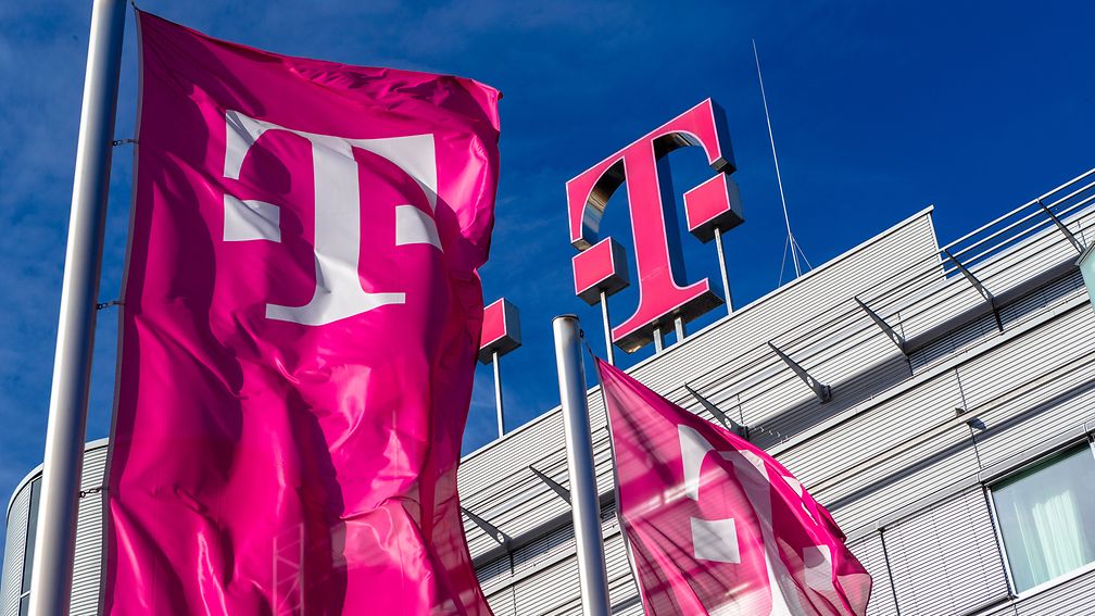 Telekom Logo auf dem Dach der Konzernzentrale in Bonn.