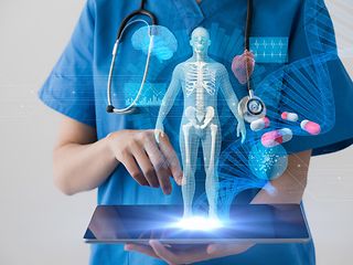 Arzt mit Laptop in der Hand auf dem ein virtueller Mensch dargestellt ist