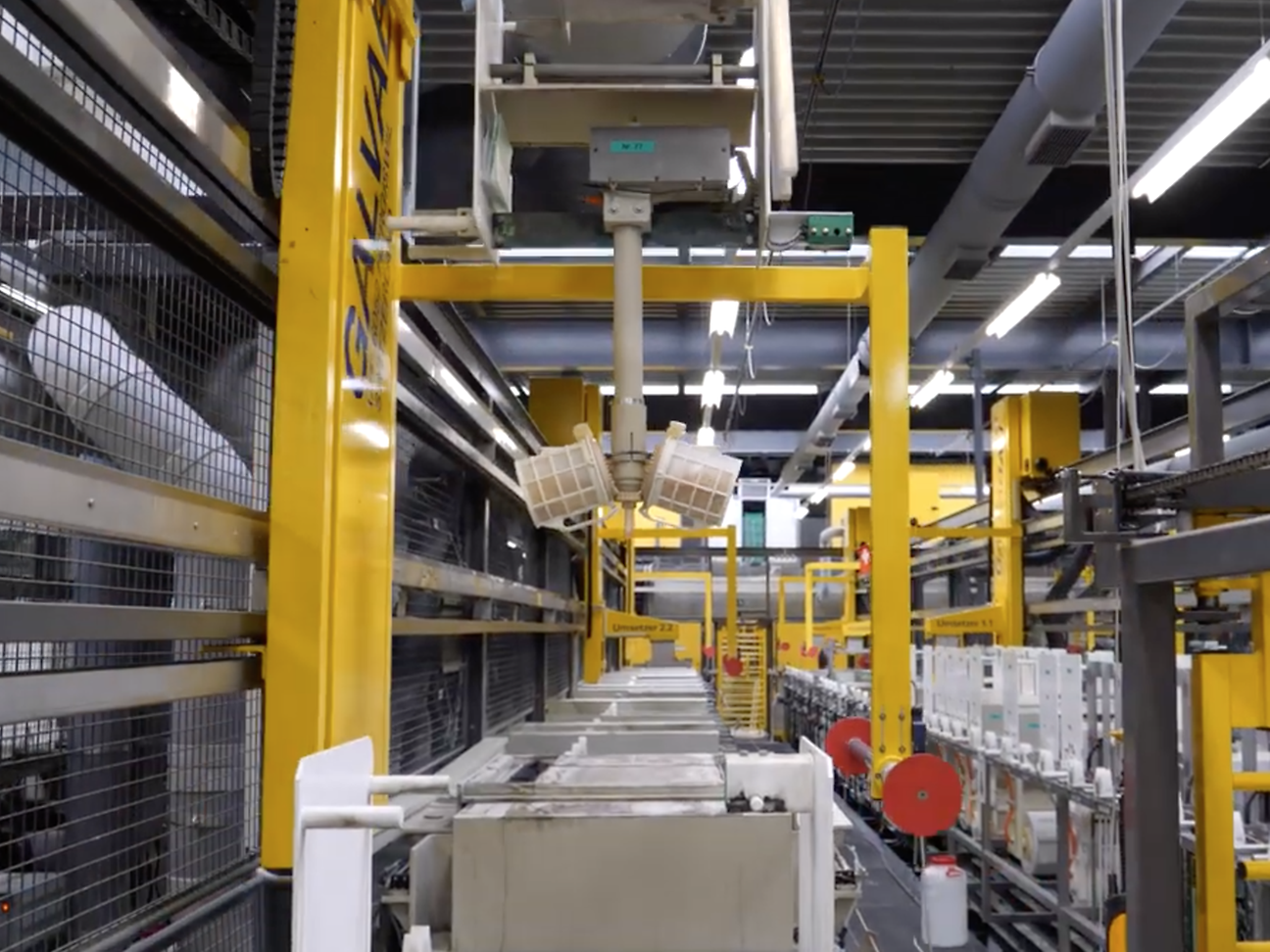 In der sogenannten Galvanik werden die Einzelteile mit Gold, Silber oder Kupfer veredelt.