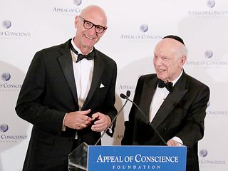 Rabbi Arthur Schneier (right) with Telekom CEO Timotheus Höttges