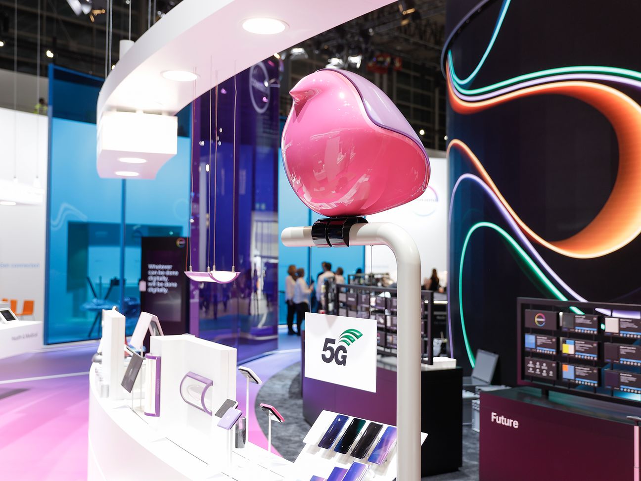Besucher sehen das Vogel-Konzept „The Bird“ am Messestand von Covestro auf der „K 2019“ in Düsseldorf.