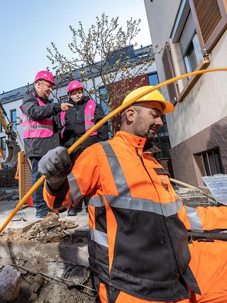 Die letzten Meter zum Kunden: Das Glasfaserkabel wird ins Haus gelegt. 