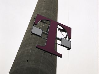 Montage des T-Logos auf dem Kölner Fernsehturm.