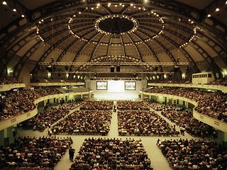 An interior view of the Festhalle on the Frankfurt exhibition grounds.