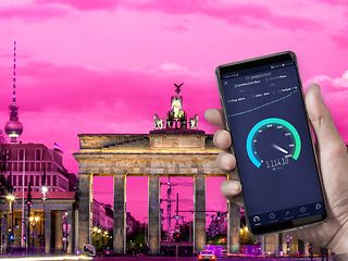 Photomontage showing the Brandenburg Gate, with a smartphone in the foreground.