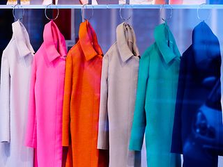 Kleidungsständer mit Mänteln in verschiedenen Farben.