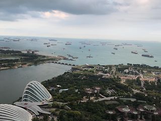 Ausblick von den Dächern Singapurs auf die größte Schiffstraße der Welt