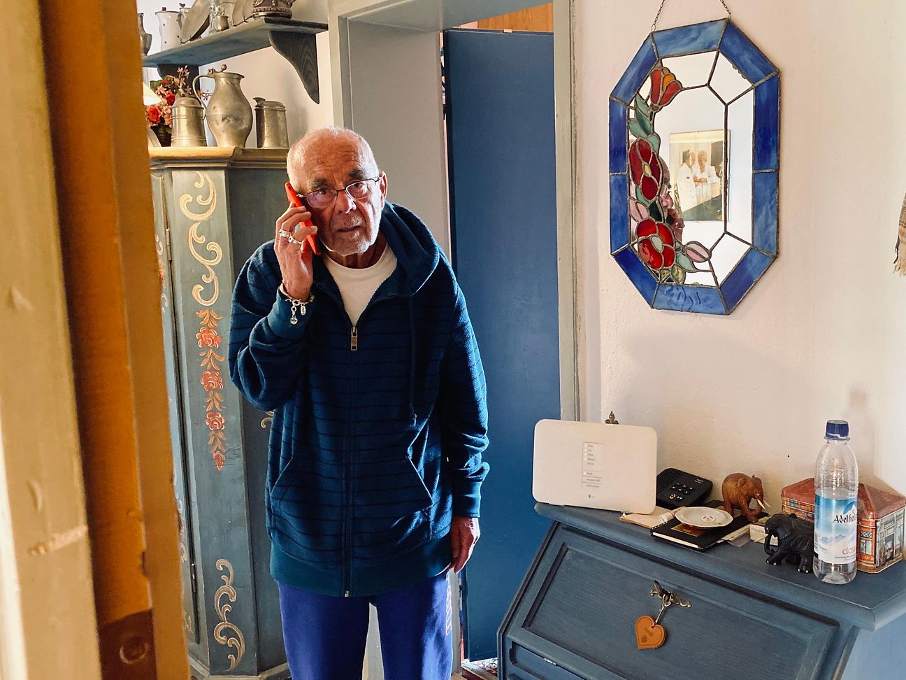 Senior Horst Heinrich (82) mit Speedport-Router und dem ersten Smartphone seines Lebens.