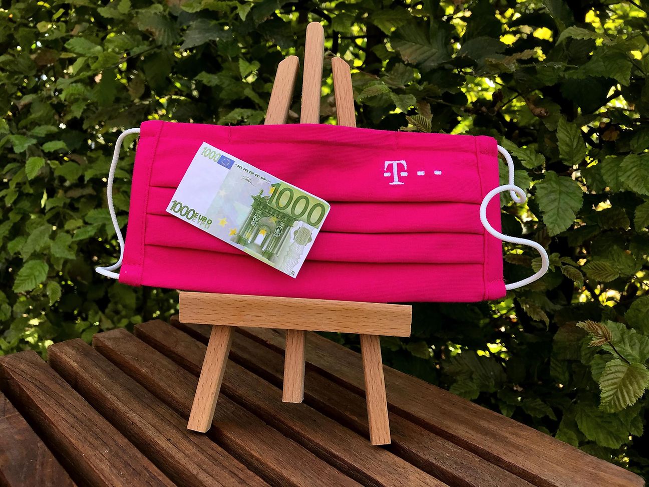 Die versteigerte 1000 € -Maske in Magenta
