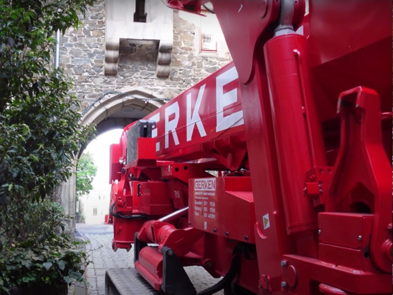 Hubsteiger fährt durch Burgtor