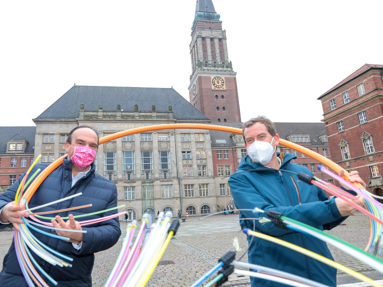 Oberbürgermeister Dr. Ulf Kämpfer (rechts) und Hagen Rickmann, Geschäftsführer Geschäftskunden Telekom Deutschland GmbH