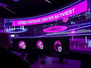 Blick auf LED-Screen im Cyber Defense Center