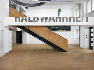 Mit „Halbwahrheit“ von Pravdoliub Ivanov hat die Telekom im Konzernhaus Berlin Kunst im Raum installiert.