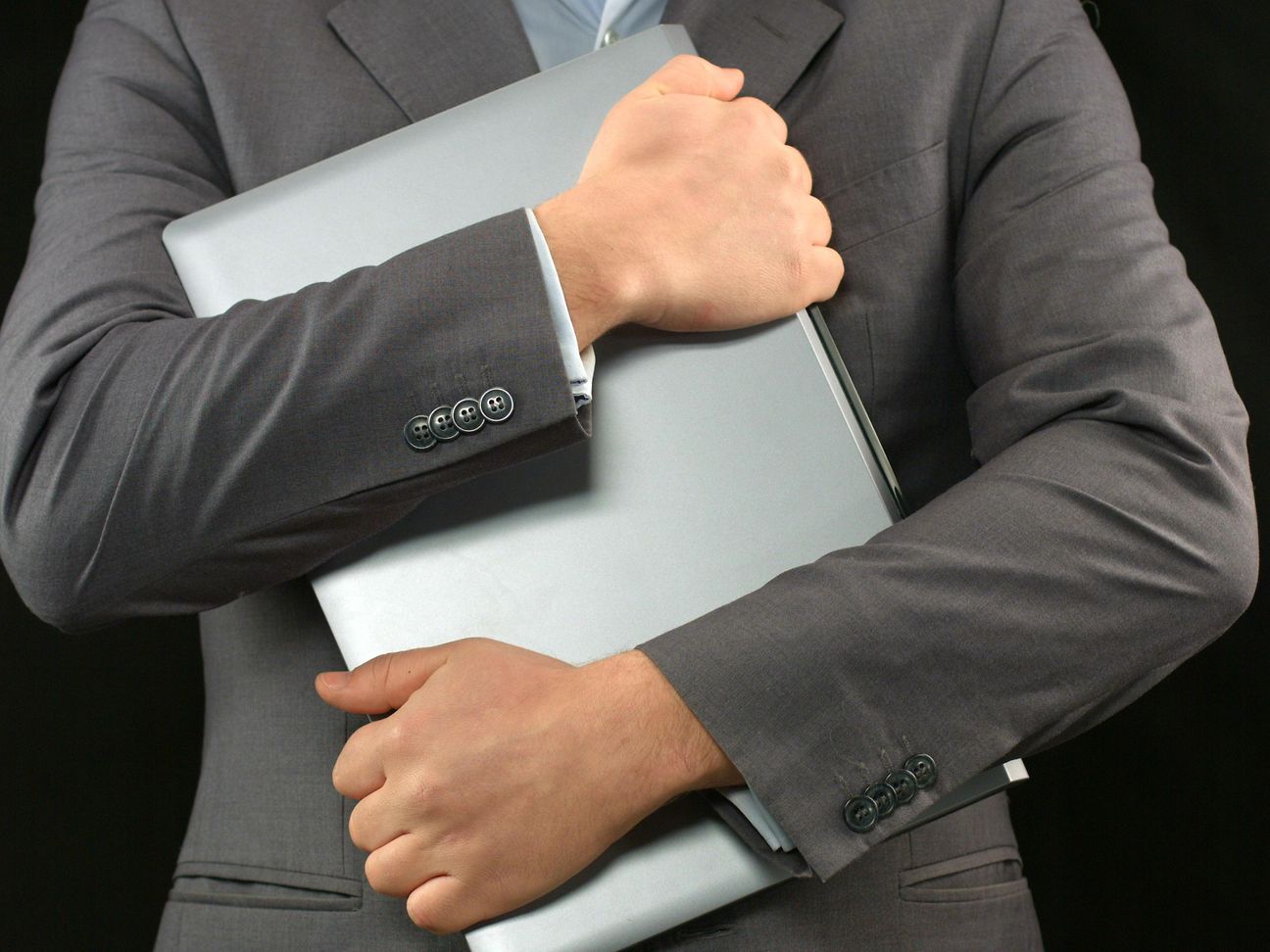 Mann hält Laptop sicher fest