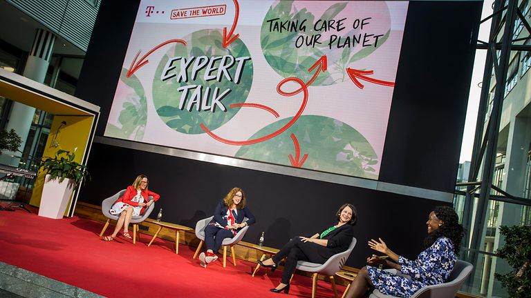 Expertinnen mit Moderatorin Liz Shoo auf dem Panel 