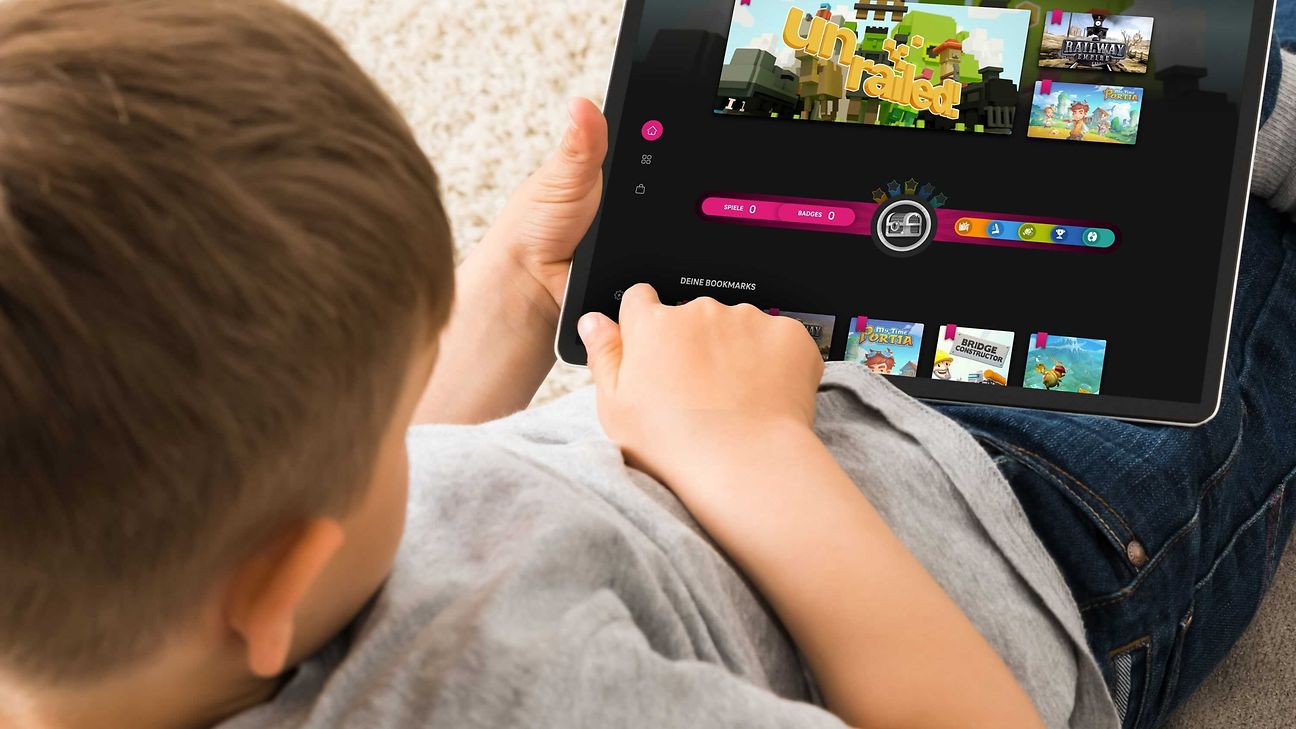Kind spielt auf dem Tablet.