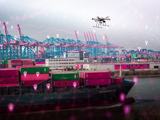 Eine HHLA Sky Drohne fliegt automatisiert im Hamburger Hafen.