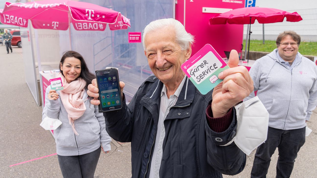 Der Kunde Egon Katzmaier freut sich über schnelle Hilfe am Servicemobil: "Top Service. Mein Tag ist gerettet.