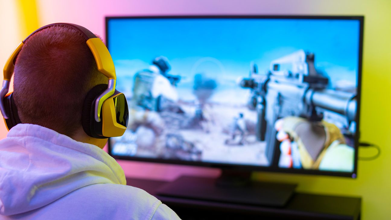 Junger Mann beim Spielen am Computer.