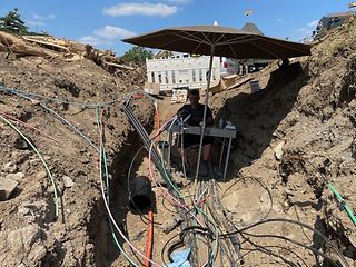 Telekom Techniker repariert verwüstete Kabel in Bad Neuenahr