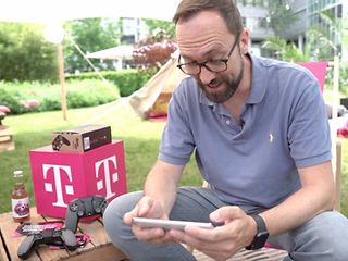 Telekom Mitarbeiter spielt ein Spiel auf einem Smartphone