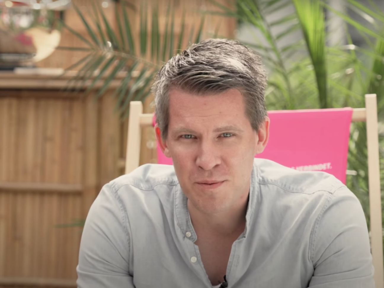 Ein Telekommitarbeiter sieht in die Kamera