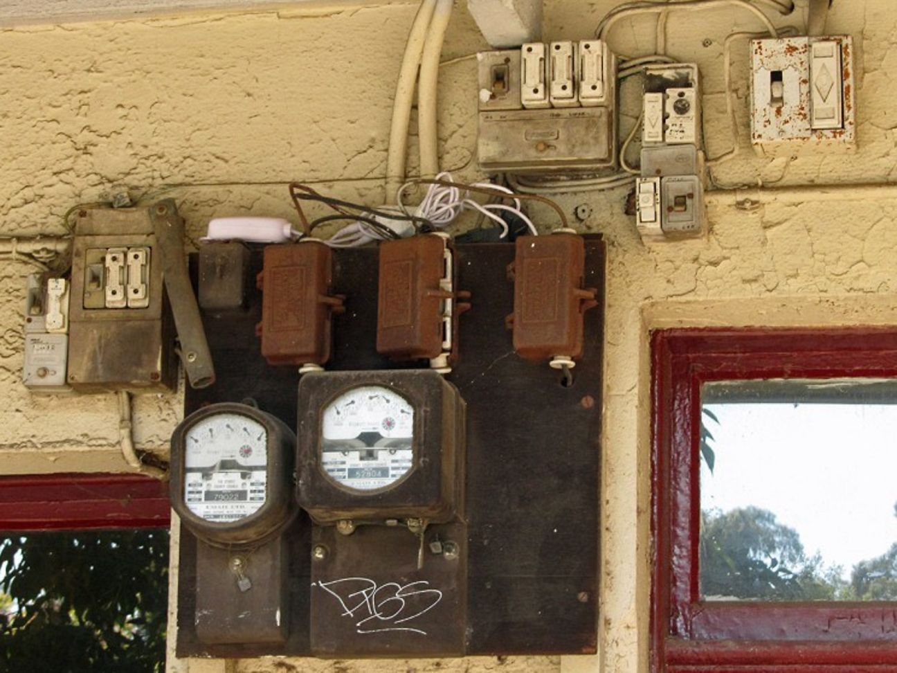 Eine alte Verteilanlage an einem Haus
