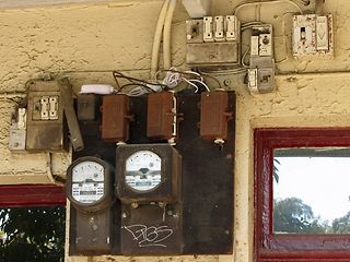 Eine alte Verteilanlage an einem Haus