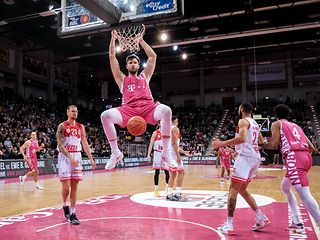 Telekom Baskets Bonn punkten beim Heimspiel gegen s.Oliver Würzburg.