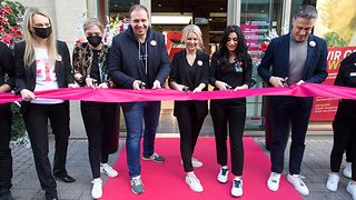 Große Wiederöffnung des Kölner Flagship-Stores, u. a. mit Bijan Esfahani, Leiter Telekom Shops (2. V. r.)