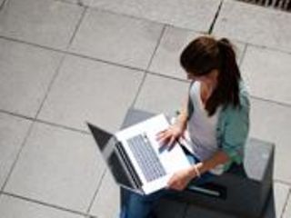 Eine Frau arbeitet an einem Laptop.