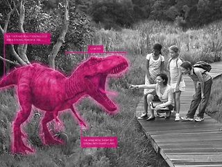 T-Rex Dinosaurier wird mit Augmented-Reality für eine Gruppe von Schüler und Schülerinnen und ihrer Lehrerin dargestellt.