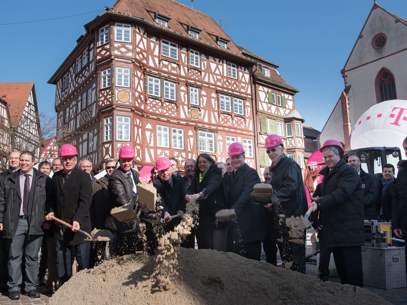 Politiker und Telekom-Vertreter setzen den ersten Spatenstich.