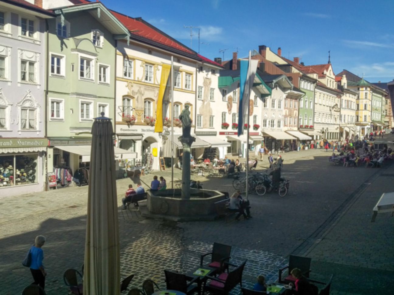 Blick auf die Fußgängerzone in Bad Tölz.
