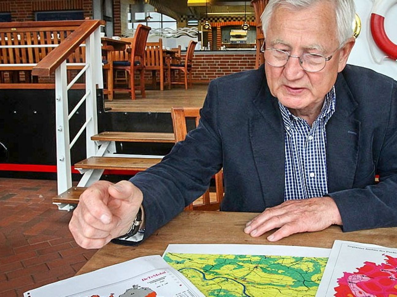 Peter Eisenach betrachtet Übersichten zum Netzausbau.