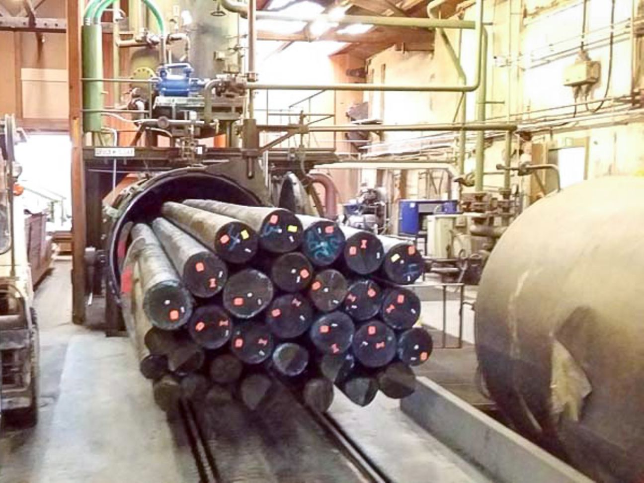 Holzmasten werden in der Fabrik verarbeitet.