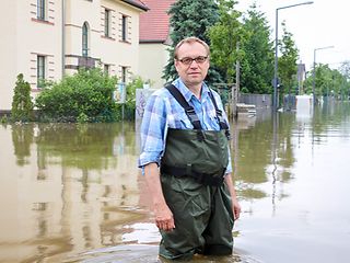 Hubertus Kischkewitz steht im Hochwasser.