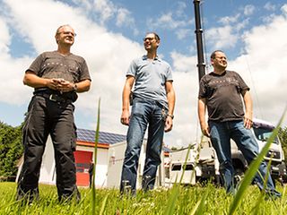 Das "Disaster Recovery Management"-Team der Deutschen Telekom stellt den Funkmast für Kaltenberg auf -