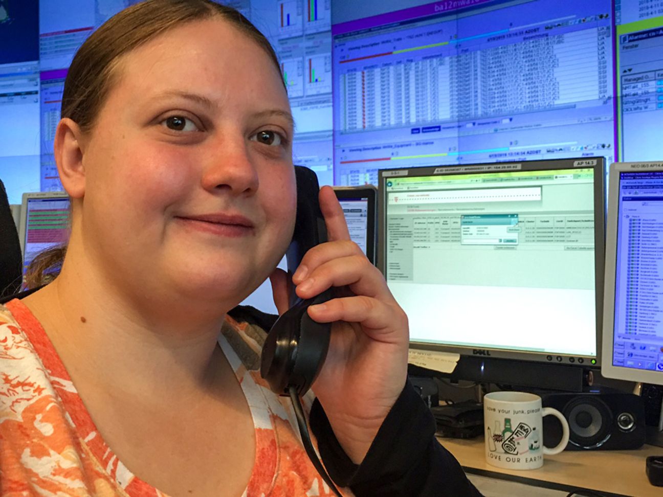 Janina Fürst telefoniert mit einem Techniker